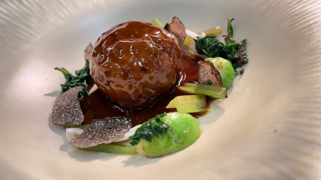 ALBONDIGA DE VENADO CON COLES Y TRUFAS