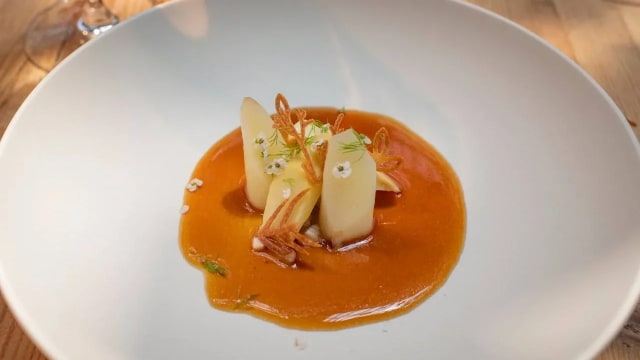 ESPARRAGOS BLANCOS CON PRALINÉ DE PIÑONES
