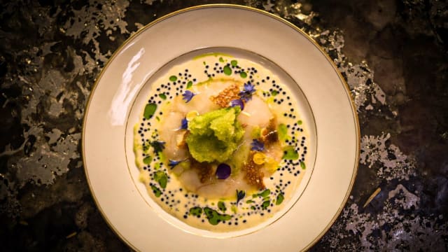 Assiette mer : langoustine et émulsion de livèche