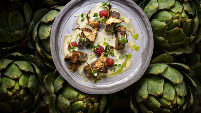 Assiette végétarienne : artichauts et framboises