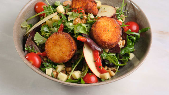 SALADA DE CABRA PANADO - SALADA DE MESCLUN COM QUEIJO CABRA, NOZES, PIMENTOS ASSADOS, MAÇÃS E MOLHO DE MEL CASEIRO