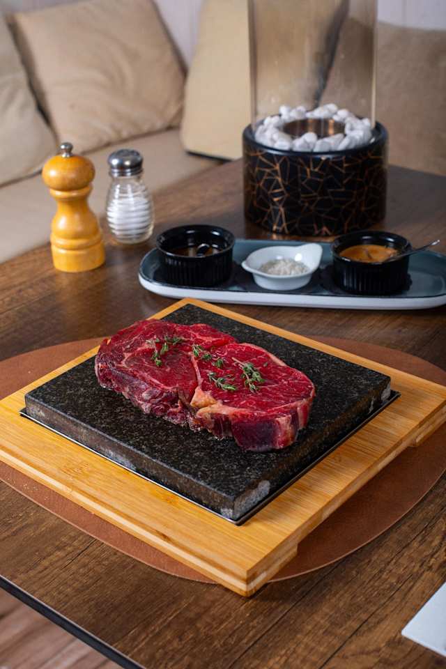 Pièce de viande sur pierre chaude