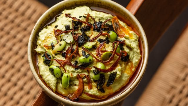 Houmous d’edamame, huile de piment Naga, algues