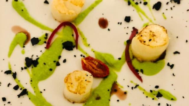 Capesante scottate, crema di piselli,croccante di nero di seppia, cipolla rossa agrodolce,limone 