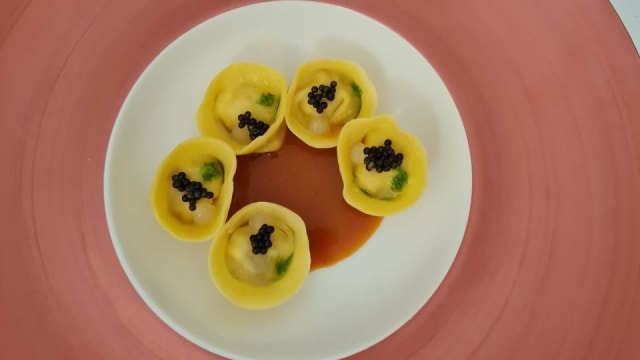  Cappellacci di branzino, crudo di gambero rosso di Mazara del Vallo,   caviale nero, gel di limone, bisque di crostacei