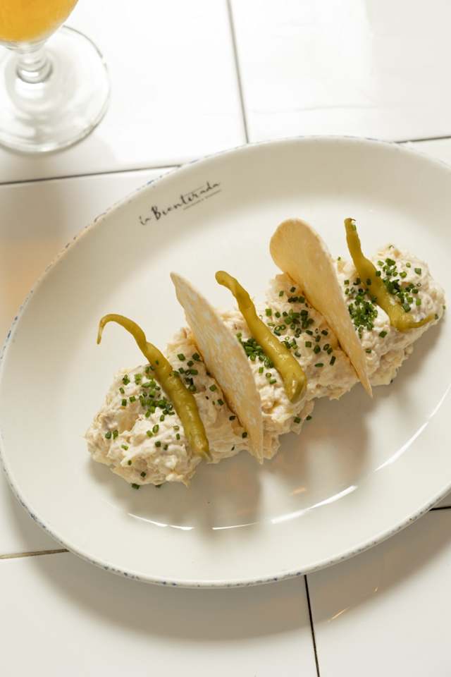 Ensaladilla rusa con piparras y regañás