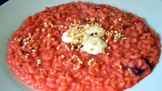 Risotto alla rapa rossa cotta al forno, fonduta di parmigiano e nocciole.