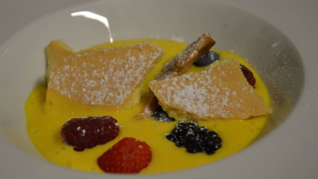 Crostata di pasta frolla, crema pasticcera e frutta di stagione, scomposta