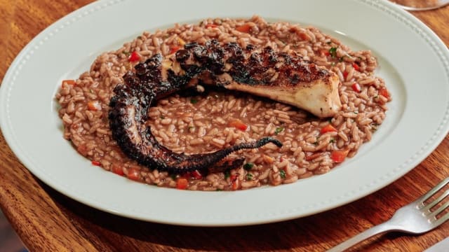 Arroz carnaroli de polvo com polvo grelhado