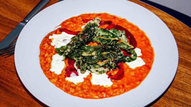 Risotto de tomate, straciatella, pimentos assados e acelgas crocantes