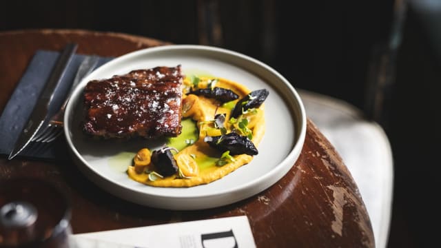 Sugerencia de temporada: Costilla de cerdo a la barbacoa, con puré de zanahoria y naranja, mandarina china y zanahorias violetas asadas