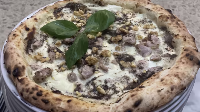 Tartufina : bufala salsiccia vellutata di tartufo noci sbriciolate basilico 