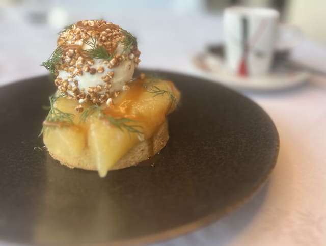 Sablé breton, poire pochée, glace yaourt & sobacha