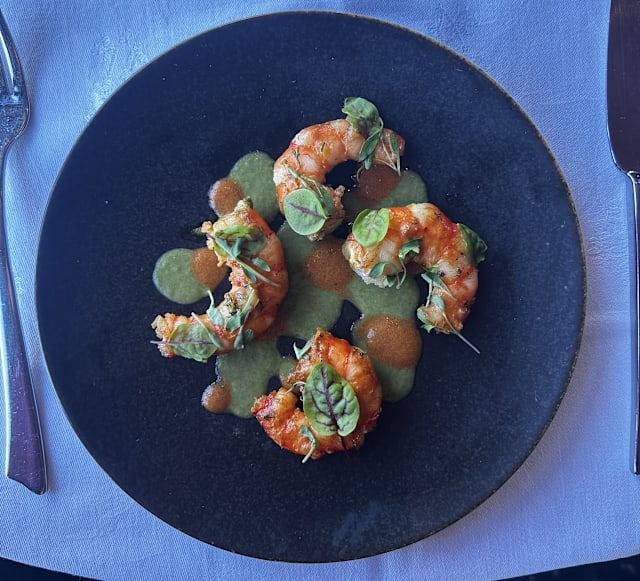 Gambas snackées, sauce persil & vinaigrette asiatique, bisque