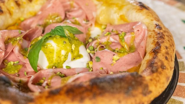 pizza mortadella e pistacchio