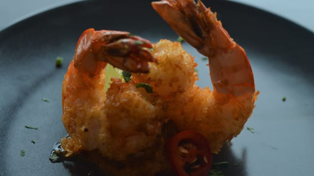 Kokosgarnalen met pittige pindadip