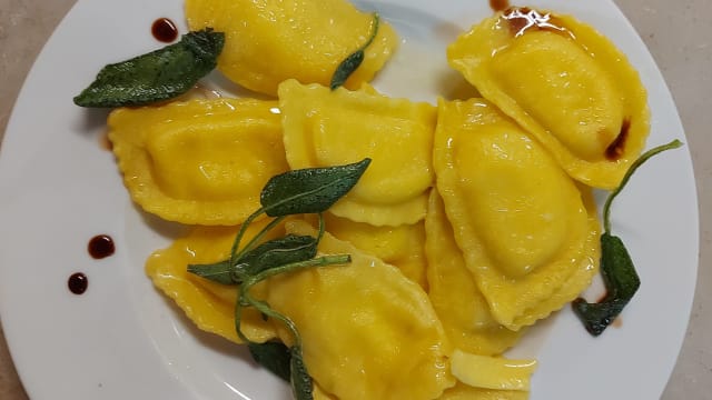 Raviolo pecorino e pere 
