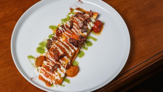 Scrigno di burratta con doppio datterino e guanciale croccante