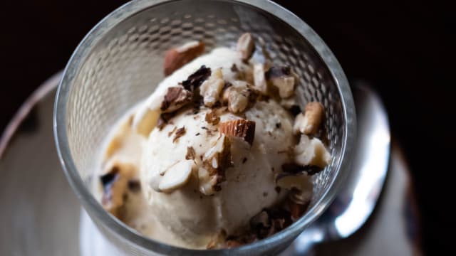 Don pedro - dessert met vanille-ijs noten en Baileys of Whiskey