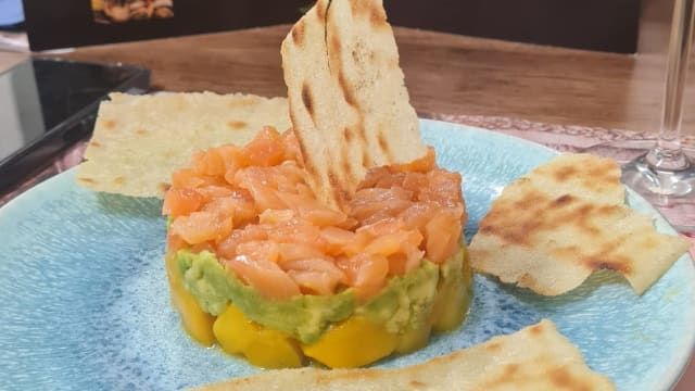 Tartar de salmon noruego con aguacate y mango.