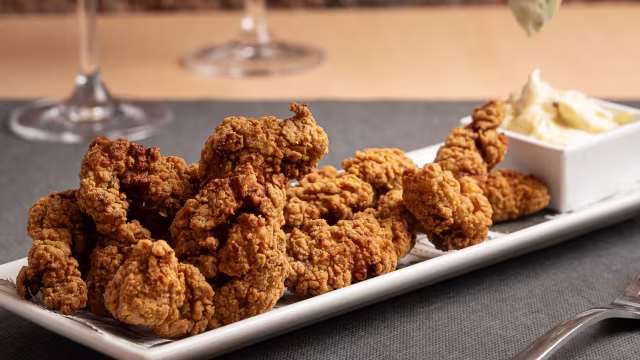 Fingers de pollo en adobo doce horas, aliñado con un surtido de especies y rebozado en panko, toda una delicia