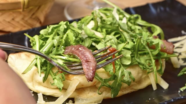 Tosta de Sardina Ahumada con Chutney de Tomate, Mousse de Aguacate, Rúcula y Virutas de Parmesano