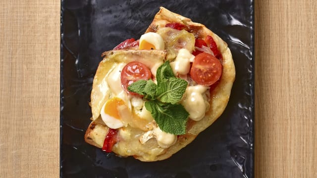 Tosta de Escalivada y Queso de Cabra con Huevo de Codorniz, Tomate Cherry y Hierbabuena