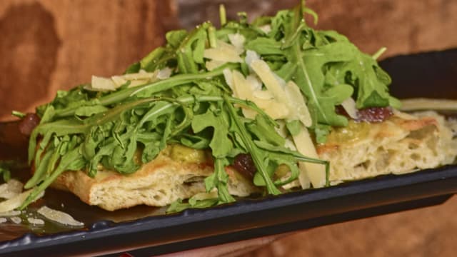 Tosta de Sardina Ahumada con Chutney de Tomate, Mousse de Aguacarte, Rúcula y Virutas de Parmesano