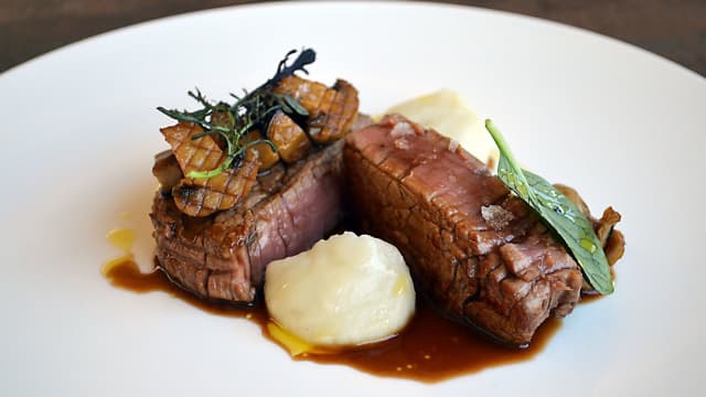 Fassona glassata con purè di topinambur e funghi estivi