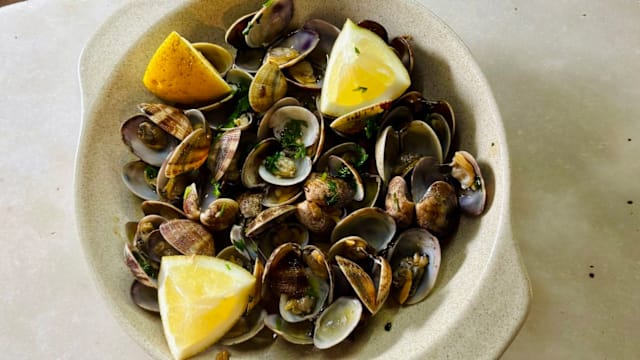 Amêijoas á Bulhão Pato / Clams in Portuguese Style