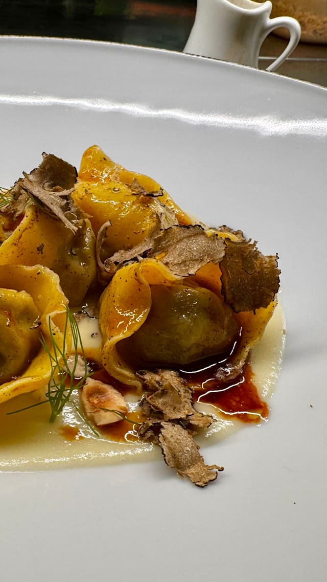 Cappellacci all’uovo con stracotto di Angus, Parmigiano 30 mesi, fondo bruno e nocciole