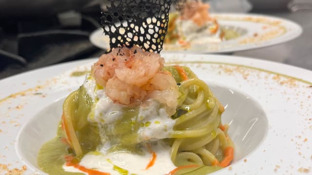 Spaghetto monograno felicetti, crema di zucchine, gambero e la sua bisque, crema di stracciatella e sabotage