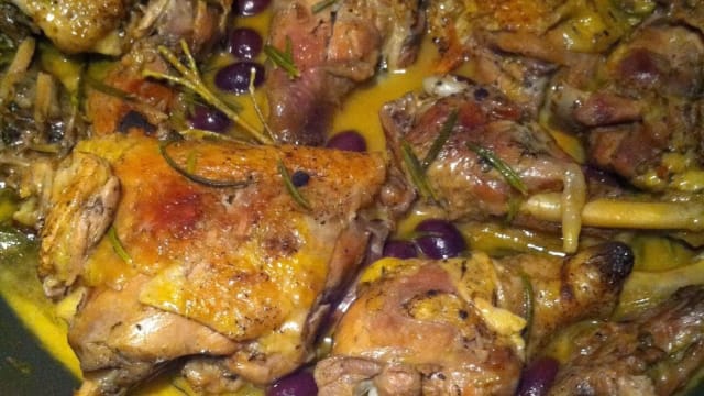 faraona alla cacciatora / guinea fowl with wine and rosemary