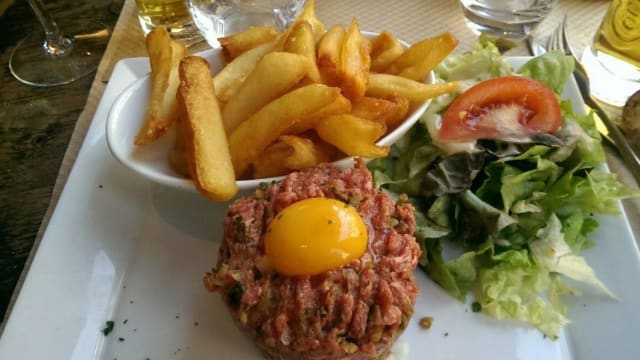 Tartare de boeuf cru, Frites maison et salade