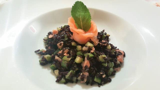 Riso venere, salmone, zucchine, menta