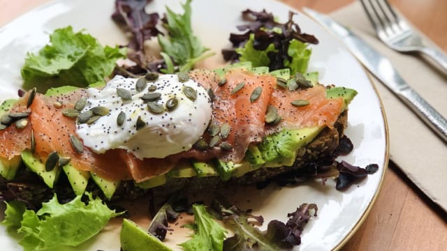 Súper tosta de aguacate, salmón y huevo escalfado