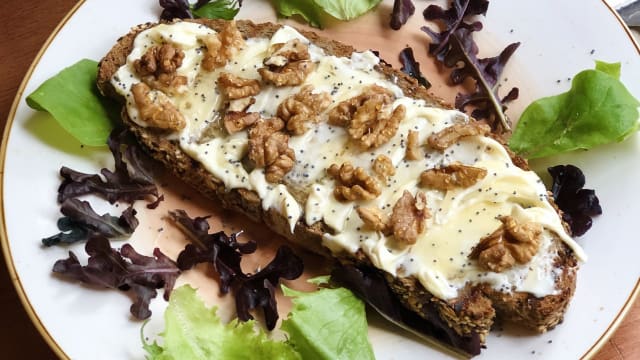 Tosta de queso mascarpone, miel y nueces