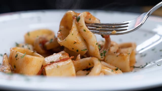 Pasta Calamarata, calamari, datterini 