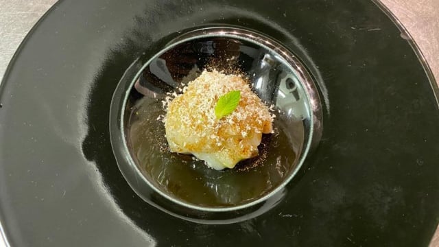 Capasanta, gel di pera, cioccolato bianco, polvere di liquirizia