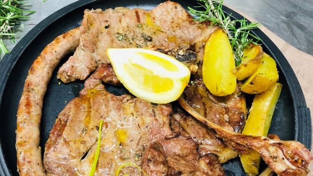 La grigliata Caccamese . Un mix di carne locali e d'origine controllata , cotti in griglia , per garantire ai nostri clienti il massimo del gusto e della tracciabilità.