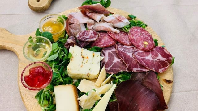 Tagliere di formaggi e salumi locali . Accompagnato da varie confetture di prodotti rigorosamente siciliani , utili a scoprire nuove e coinvolgenti esperienze culinarie.