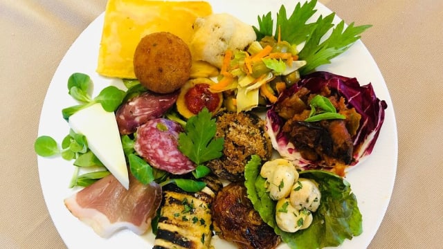 Il nostro cavallo di battaglia . il nostro antipasto  A' FICURINNIA. Un mix di colori e sapori , che esaltano la semplicità e il gusto . 