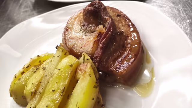 Porchetta fatta in casa e cotta 3 ore nel forno  a legna con aromatiche del nostro orto, patate al forno