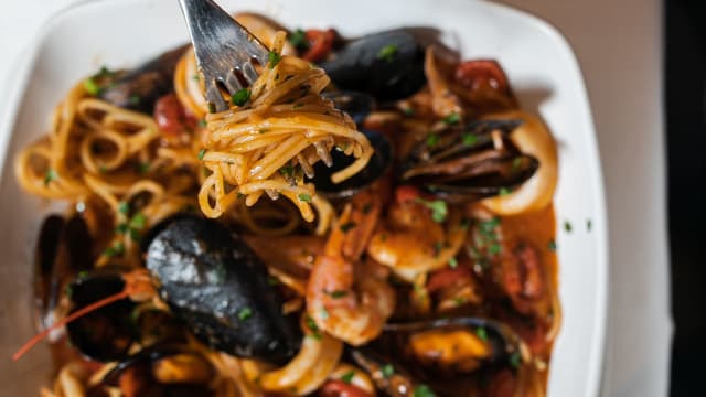 Spaghetti in crosta ai frutti di mare