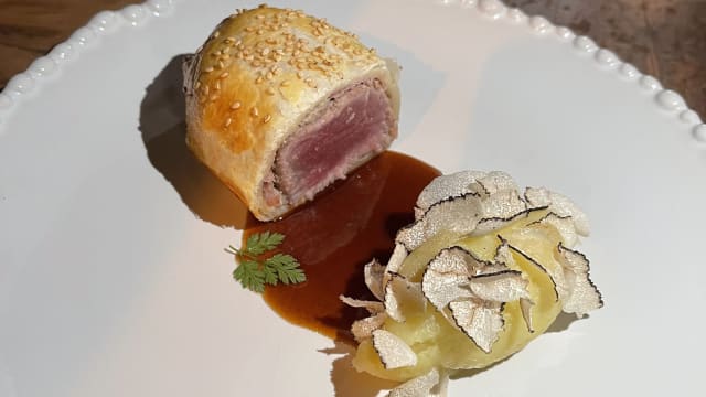 Filetto di vitello alla Wellington con purè e tartufo 