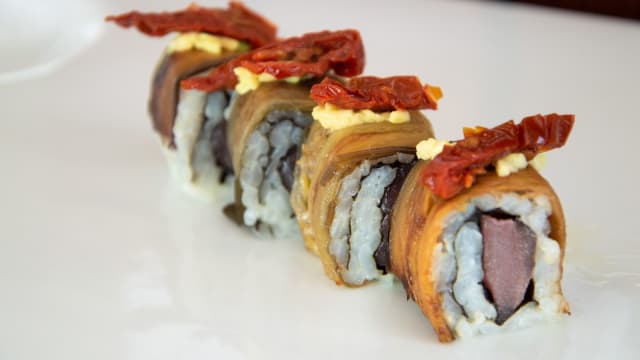 Bandiera Roll - Pesce Bandiera Tataki con Pomodori secchi del Piennolo e Carciofi di Paestum
