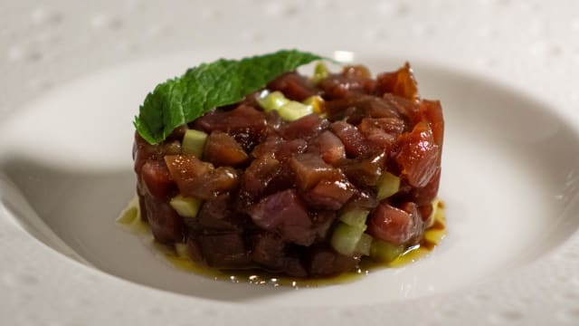 Tartare di tonno con sedano e soia