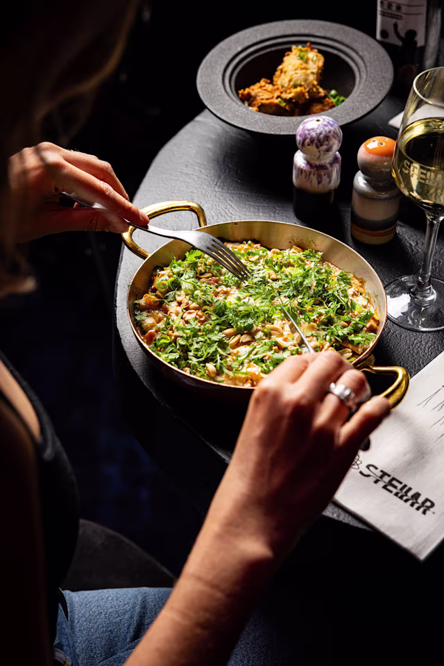 KORMA DE LÉGUMES - INDE  Mélange de légumes colorés — oignon, carottes, poivrons, pommes de terre et tomates — baignés dans un mélange légèrement épicé au lait de coco, cardamome et garam masala. Parsemé de cébette, cacahuètes et amandes grillées pour une explosion orbitale de saveurs.