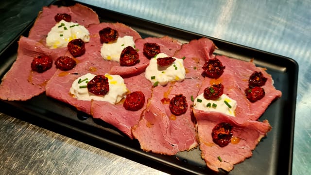 Stracciatella di bufala e manzo affumicato di fassona