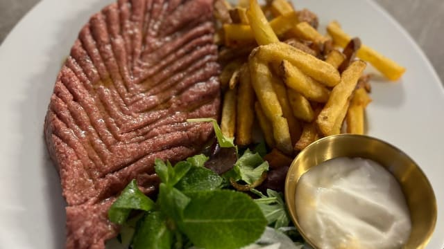 Viande Crue: Kebbe Nayée -Tartare de boeuf à la libanaise